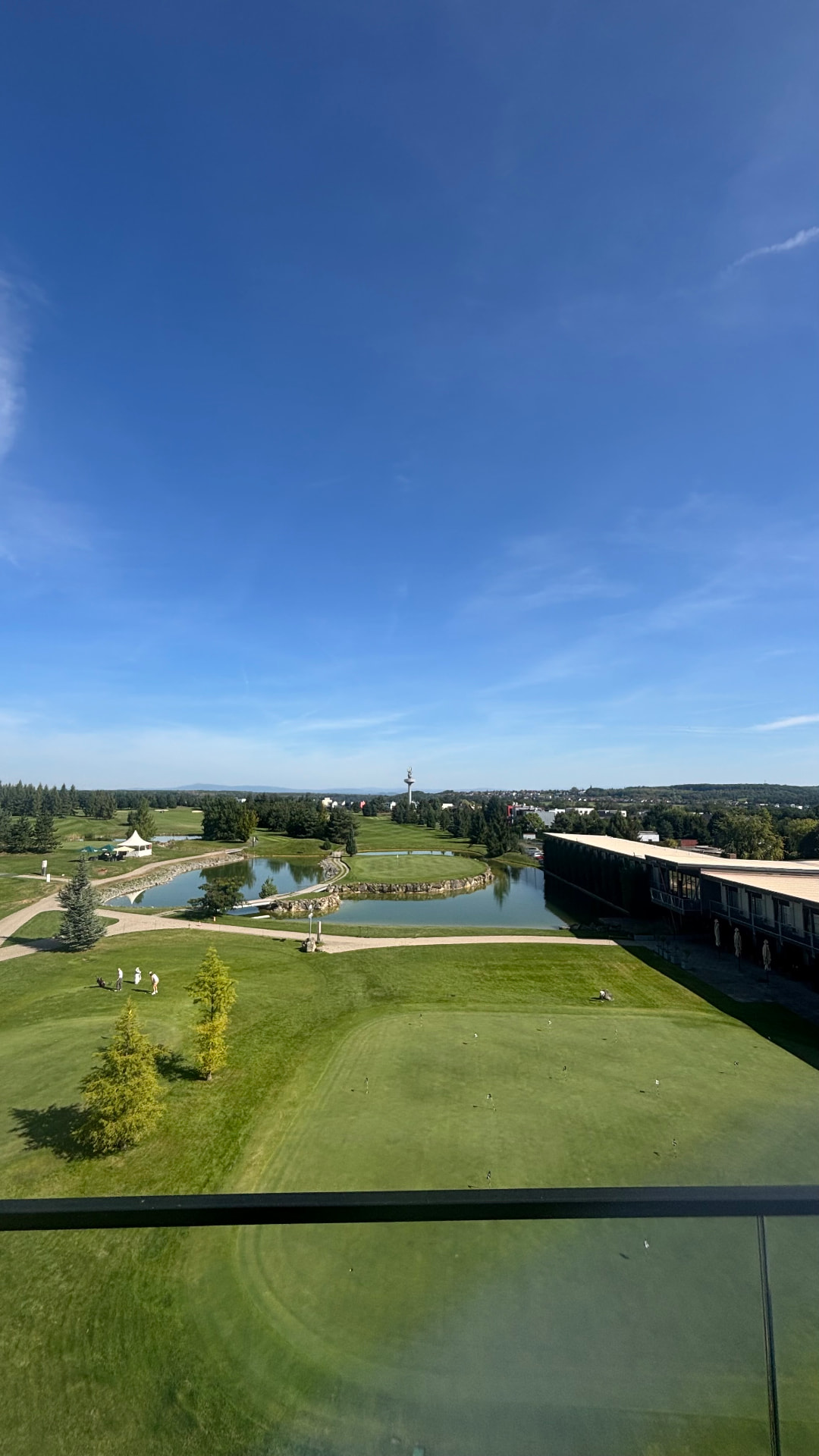 Mladá Boleslav — výhled z balkonu na golfové hřiště