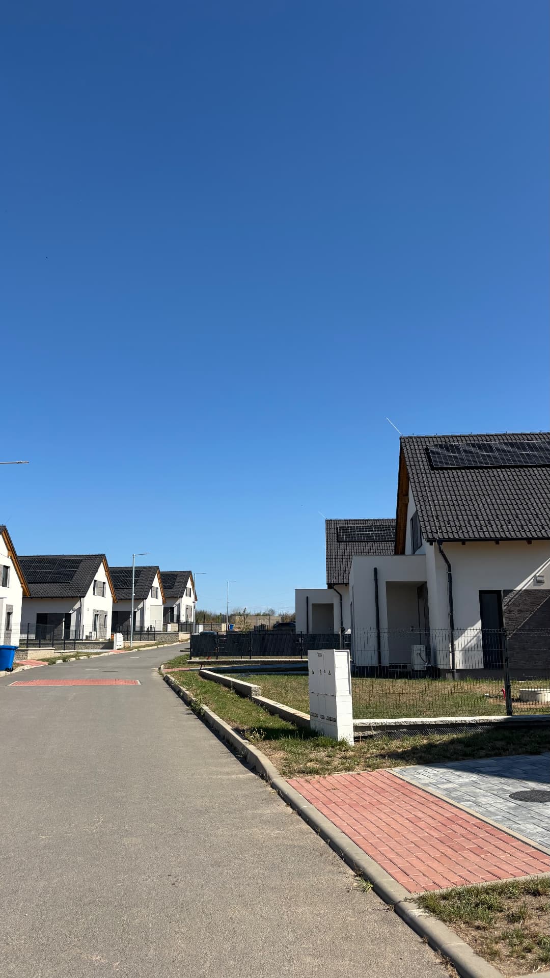 Dříteč — nová ulice s rodinnými domy